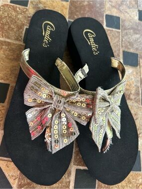 Candie's Gold With A Bow Wedge Flip Flops Shoes
Medium (7/8) New Without
Tags.